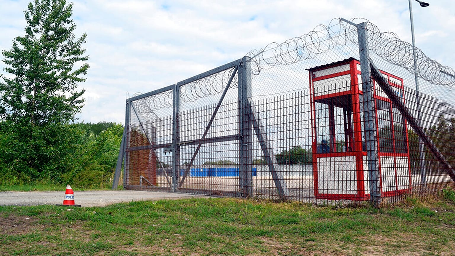 A röszkei volt tranzitzóna bejárata 