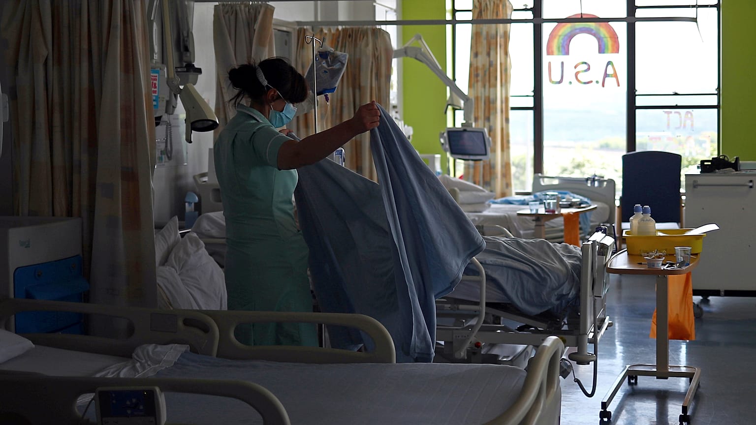 Una asistente sanitaria en la Unidad de Accidentes Cerebrovasculares Agudos del Royal Blackburn Teaching Hospital en Blackburn, noroeste de Inglaterra, el 14 de mayo de