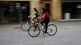 ΔΥΟ ΚΟΠΕΛΕΣ ΚΑΝΟΥΝ ΠΟΔΗΛΑΤΟ ΦΟΡΩΝΤΑΣ ΜΑΣΚΕΣ ΣΤΗ ΛΗΔΡΑΣ