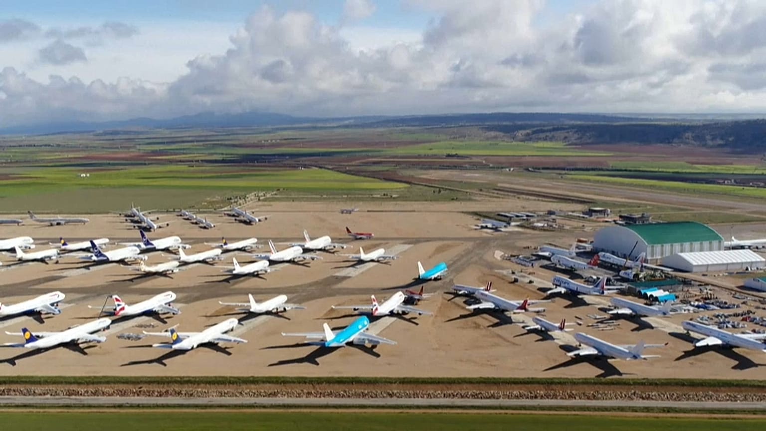Aeroporto espanhol floresce com pandemia