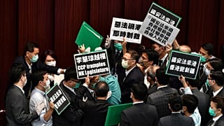 Des élus pro-démocratie protestant contre la tentative de Pékin de restreindre les libertés dans l'ancienne colonie britannique, Hong Kong le 22 mai 2020.