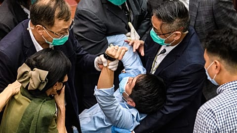 Hong Kong : deux militants pro-démocratie sortis de force du Conseil législatif