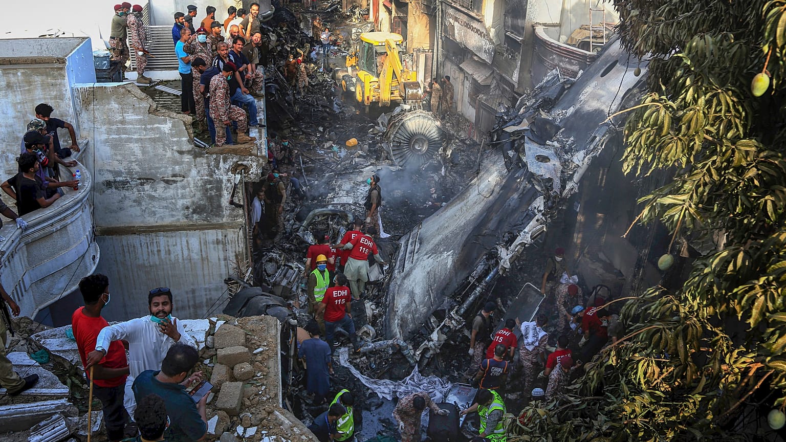 Pakistan'da görevliler, Karaçi kentinde düşen yolcu uçağının enkazında arama faaliyetleri yürüttü 