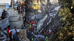 Pakistan'da görevliler, Karaçi kentinde düşen yolcu uçağının enkazında arama faaliyetleri yürüttü 