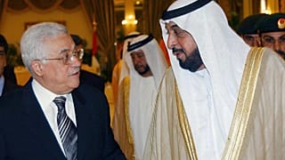 رئيس السلطة الفلسطينية محمود عباس يستقبله رئيس دولة الإمارات العربية المتحدة الشيخ خليفة بن زايد آل نهيان في أبو ظبي، 28 فبراير 2006