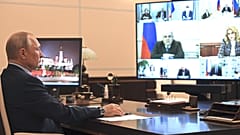 Владимир Путин во время совещания.