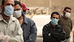  مصريون ينتظرون خارج مركز منظمة غير حكومية لتلقي مواد غذائية، القاهرة، 05 أبريل 2020