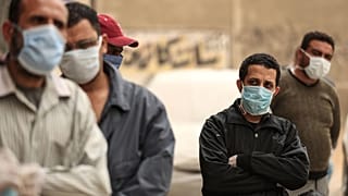  مصريون ينتظرون خارج مركز منظمة غير حكومية لتلقي مواد غذائية، القاهرة، 05 أبريل 2020