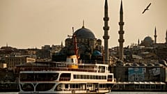 سفينة تنقل ركابا وفي الخلفيةمسجد في اسطنبول - 2020/04/11