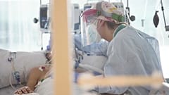  Χαλαρώνουν τα μέτρα και... σπεύδουν στις παραλίες οι Ευρωπαίοι