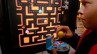 Un bambino gioca a Pac-Man, in una sala giochi di Chappaqua, Usa