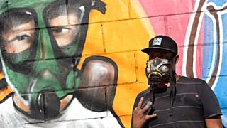 Angelo Campos graffitiművész friss alkotása előtt