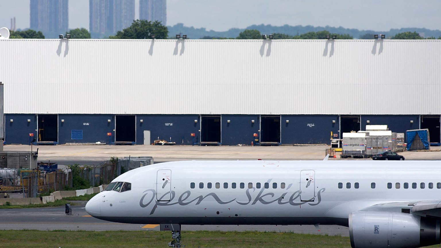 طائرة بوينغ 757 في مظار كبندي في نيويورك - 2008/06/19