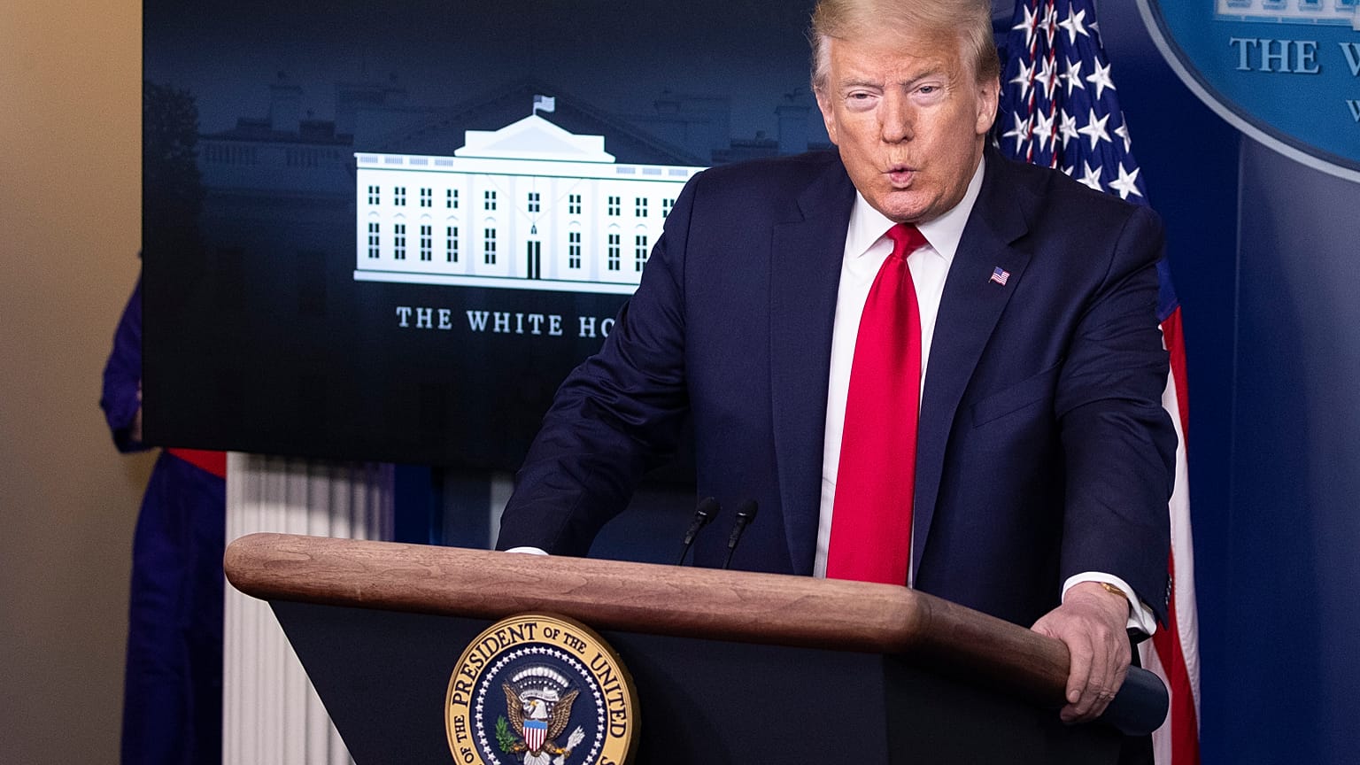 El presidente Donald Trump habla con los periodistas sobre el coronavirus en la Sala de Prensa de la Casa Blanca, el viernes 22 de mayo de 2020, en Washington. 