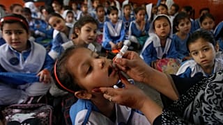 لقاح شلل الأطفال في مدرسة في لاهور، باكستان.  