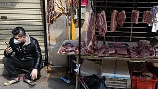2020 áprilisában még mindig kereskedtek a lezárt vuhani nagybani piac környékén
