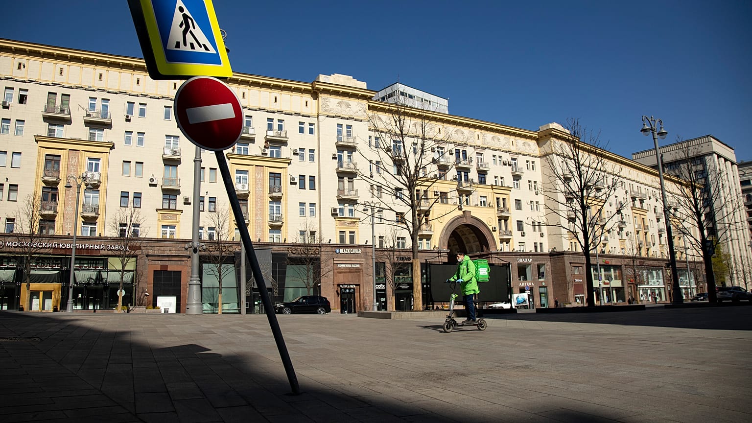 Курьер службы доставки в центре Москвы 1 мая 2020