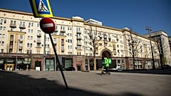 Курьер службы доставки в центре Москвы 1 мая 2020