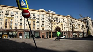 Курьер службы доставки в центре Москвы 1 мая 2020