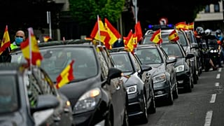 Aşırı sağcı İspanyollar hükümetin Covid-19 politikasını araçları ile protesto etti