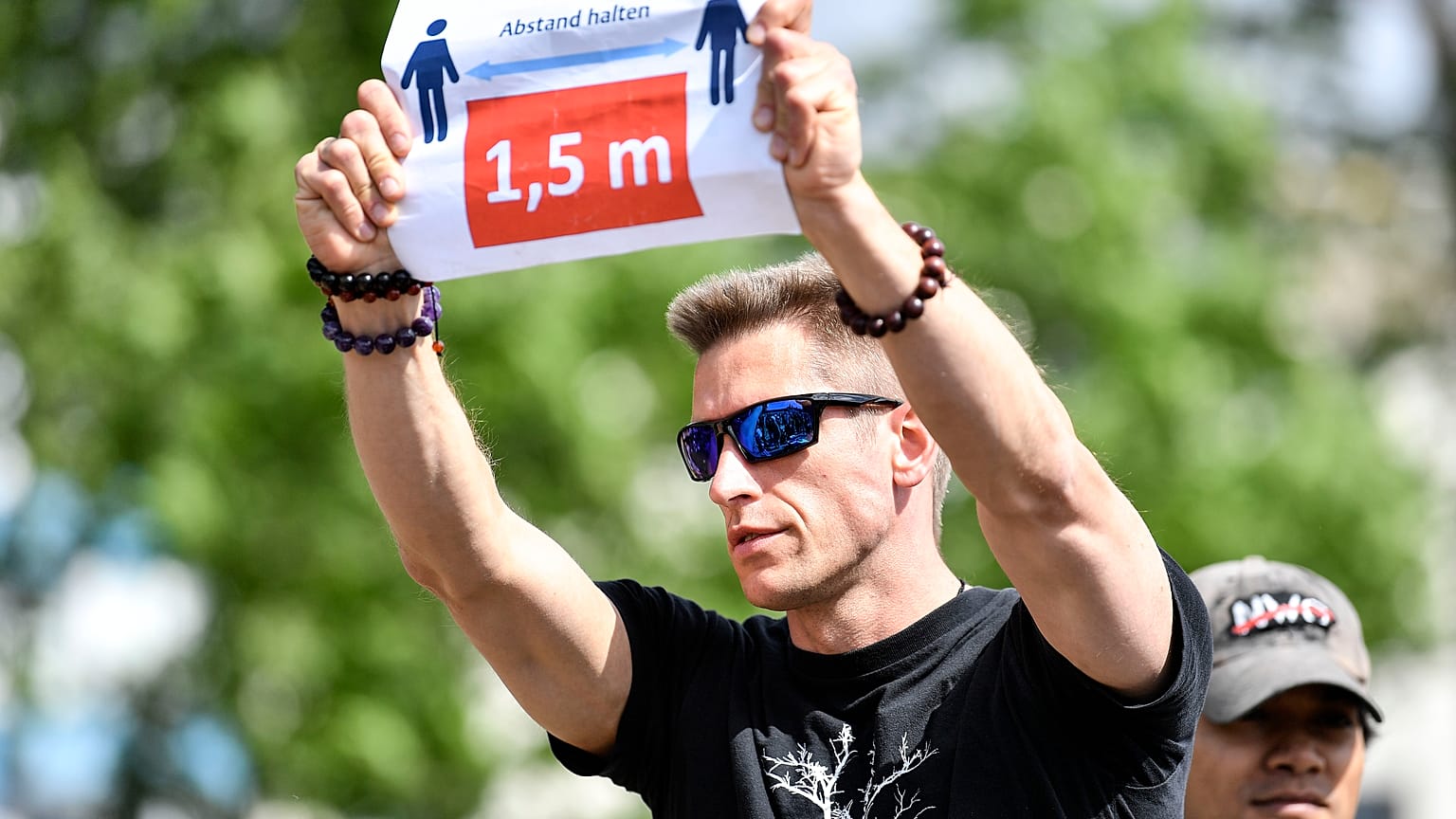 Karanténellenes tüntető Kölnben 2020. május 23-án