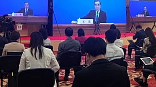 Chinas Außenminister Wang Yi am Sonntag vor Journalisten in Peking.