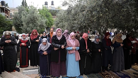 مصلون يؤدون صلاة عيد الفطر