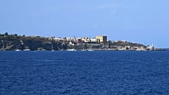 Archive : côte de l'île de Ventotene en Italie, le 22 août 2016. 