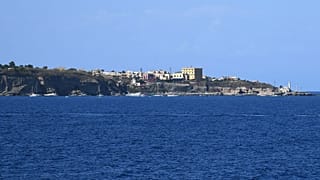 Archive : côte de l'île de Ventotene en Italie, le 22 août 2016. 