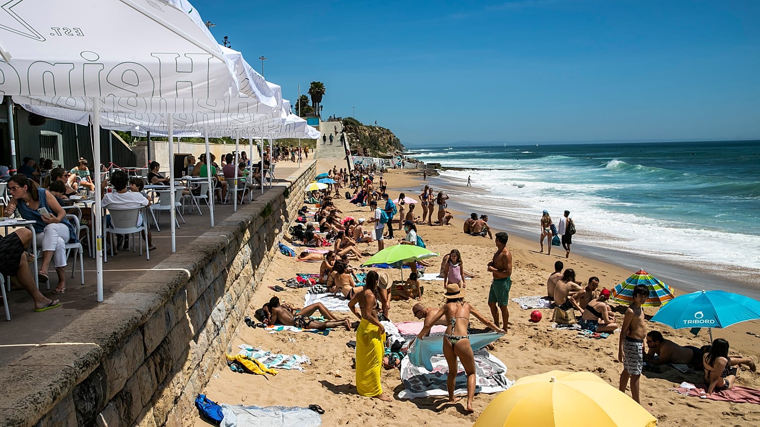 I portoghesi tornano in spiaggia, semafori per regolare l'affluenza