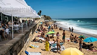 I portoghesi tornano in spiaggia, semafori per regolare l'affluenza