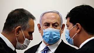 El primer ministro israelí Benjamin Netanyahu dentro de la sala del tribunal mientras se abre su juicio por corrupción en el Tribunal del Distrito de Jerusalén, el 24 de mayo