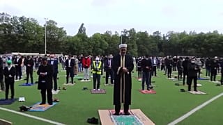 Almanya'nın Rehne kentinde bayram namazı futbol sahasında kılındı