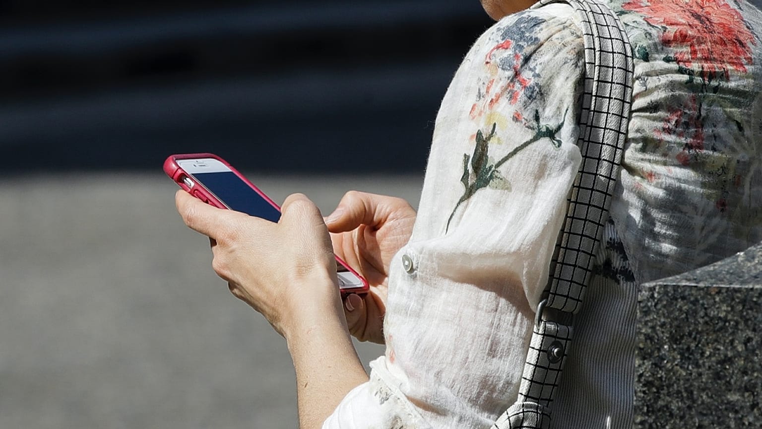 Sokağa çıkma yasağı uygulanan Türkiye'de Ramazan Bayramı'nın ilk saatlerinde cep telefonu operatörleri çöktü
