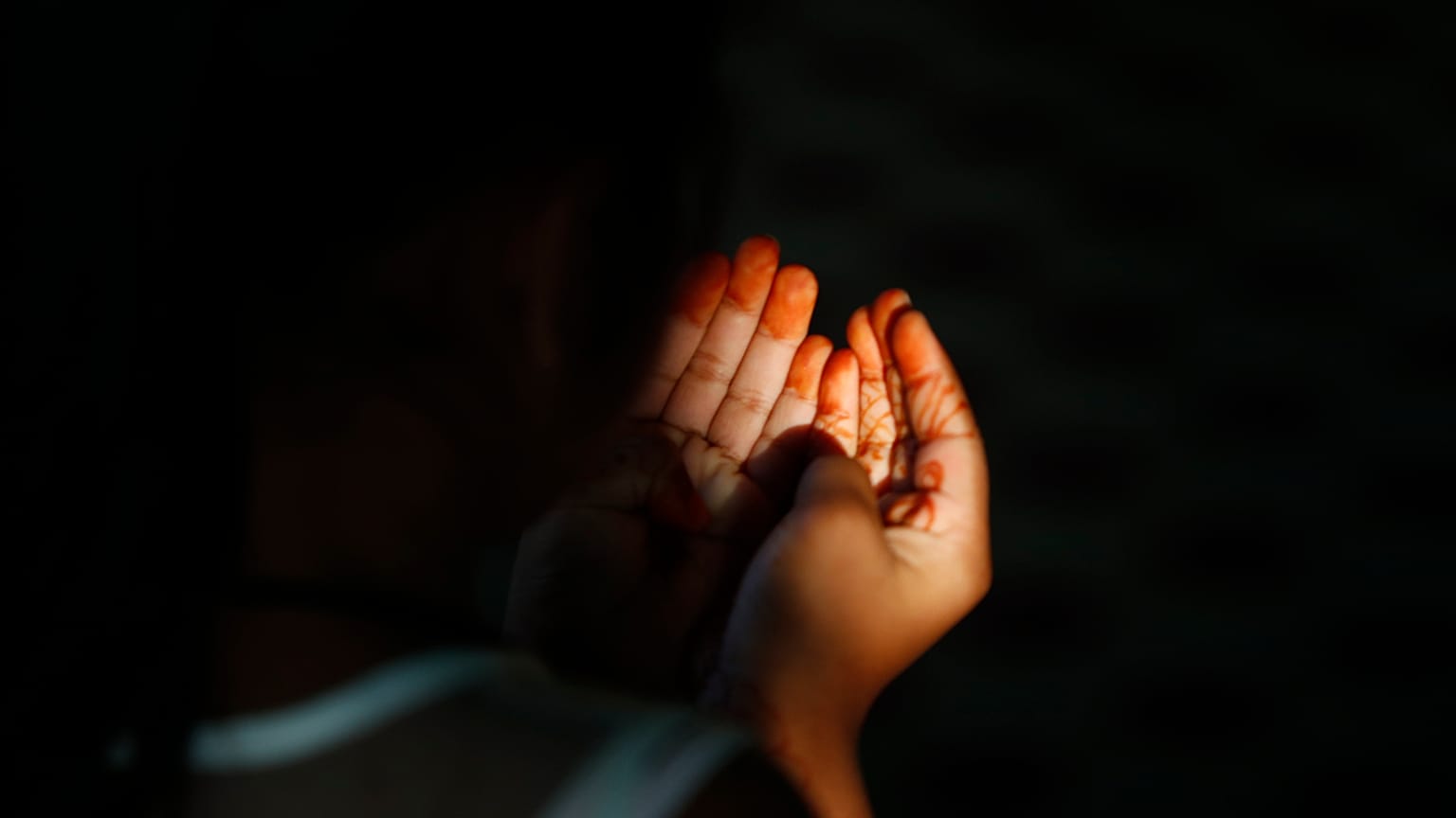 Une jeune musulmane népalaise offre les prières de l'Aïd al-Fitr dans une mosquée de Bhaktapur, au Népal, le lundi 25 mai 2020