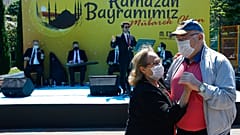 Ένα ζευγάρι χορεύει