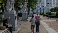 Ηλικιωμένο ζευγάρι σε πάρκο της Μαδρίτης