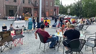Norte-americanos saem para a rua para aproveitar fim de semana alargado