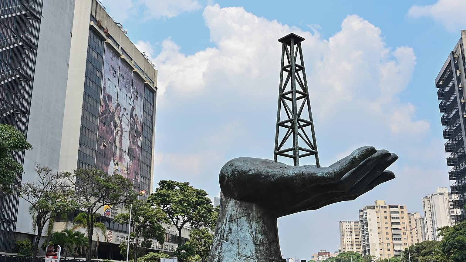 L'imposante sculpture devant le siège de la compagnie nationale du pétrole du Venezuela, à Caracas, le 22 avril 2020