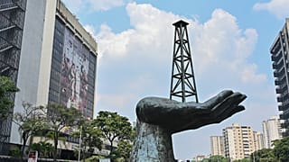 L'imposante sculpture devant le siège de la compagnie nationale du pétrole du Venezuela, à Caracas, le 22 avril 2020