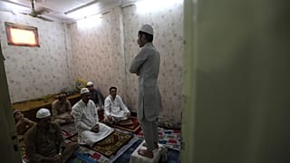 مسلمون يؤدون الصلاة