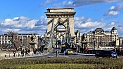 A tüntetések helyszíne, a Clark Ádám tér