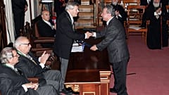 Ο Κυριάκος Ντελόπουλος παραλαμβάνει από τον πρόεδρο της Ακαδημίας Αθηνών, Κωνσταντίνο Στεφανή, το Βραβείο της Ακαδημίας Αθηνών (Πέμπτη 28 Δεκεμβρίου 2006)