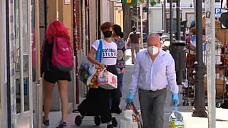 Ciudadanos haciendo la compra en Madrid