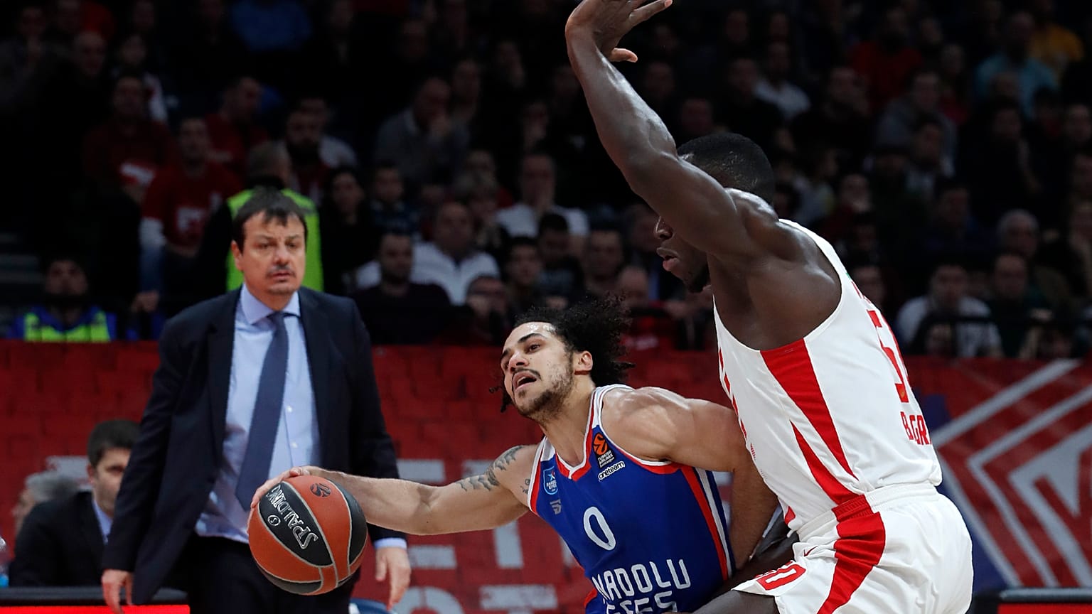 Türk vatandaşlığı alan Anadolu Efes'in Amerikan asıllı oyuncusu Shane Larkin ligin en değerli oyuncularından birisi