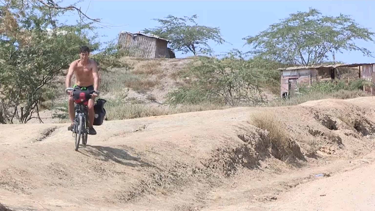 El aventurero vasco Rubén Alonso Elorza en su bicicleta