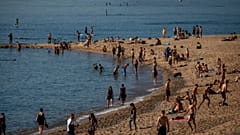 La ville de Barcelone a rouvert ses plages à la promenade, le bronzage et la baignade sont toujours interdits et la police veille, Barcelone le 20 mai
