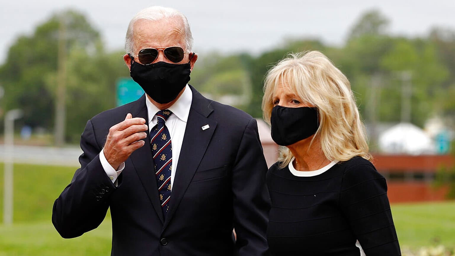 Biden reaparece con mascarilla