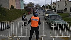 Un policier ferme une barrière autour du bidonville de Villa Azul, à Quilmes - province de Buenos Aires -, le 25 mai 2020