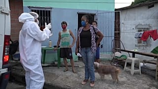 Servicios funerarios atienden a la familia de un hombre fallecido en Manaos, Brasil